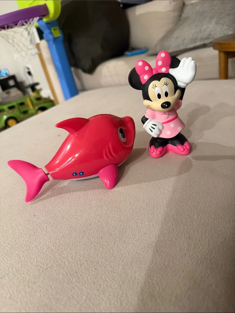 ZURU Robo Alive singing shark with Disney Minnie bath toy